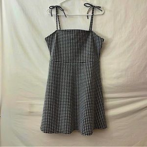 Divided sleeves less checkered dress